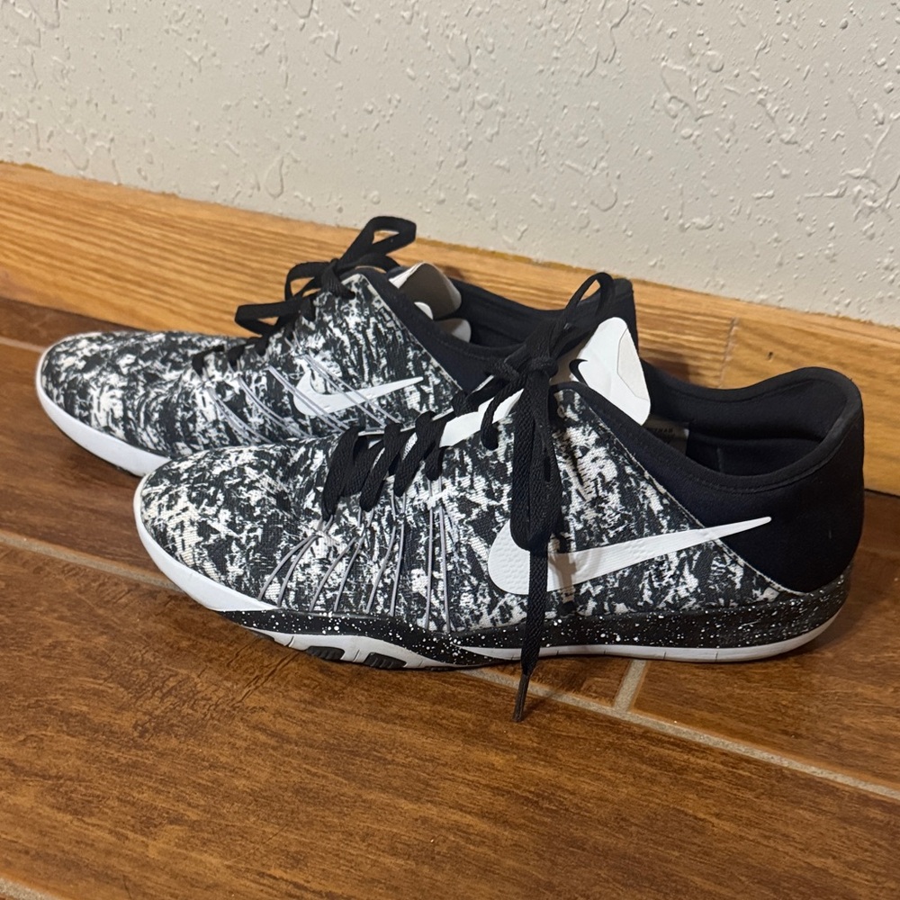 Nike Monochrome Patterned Sneakers